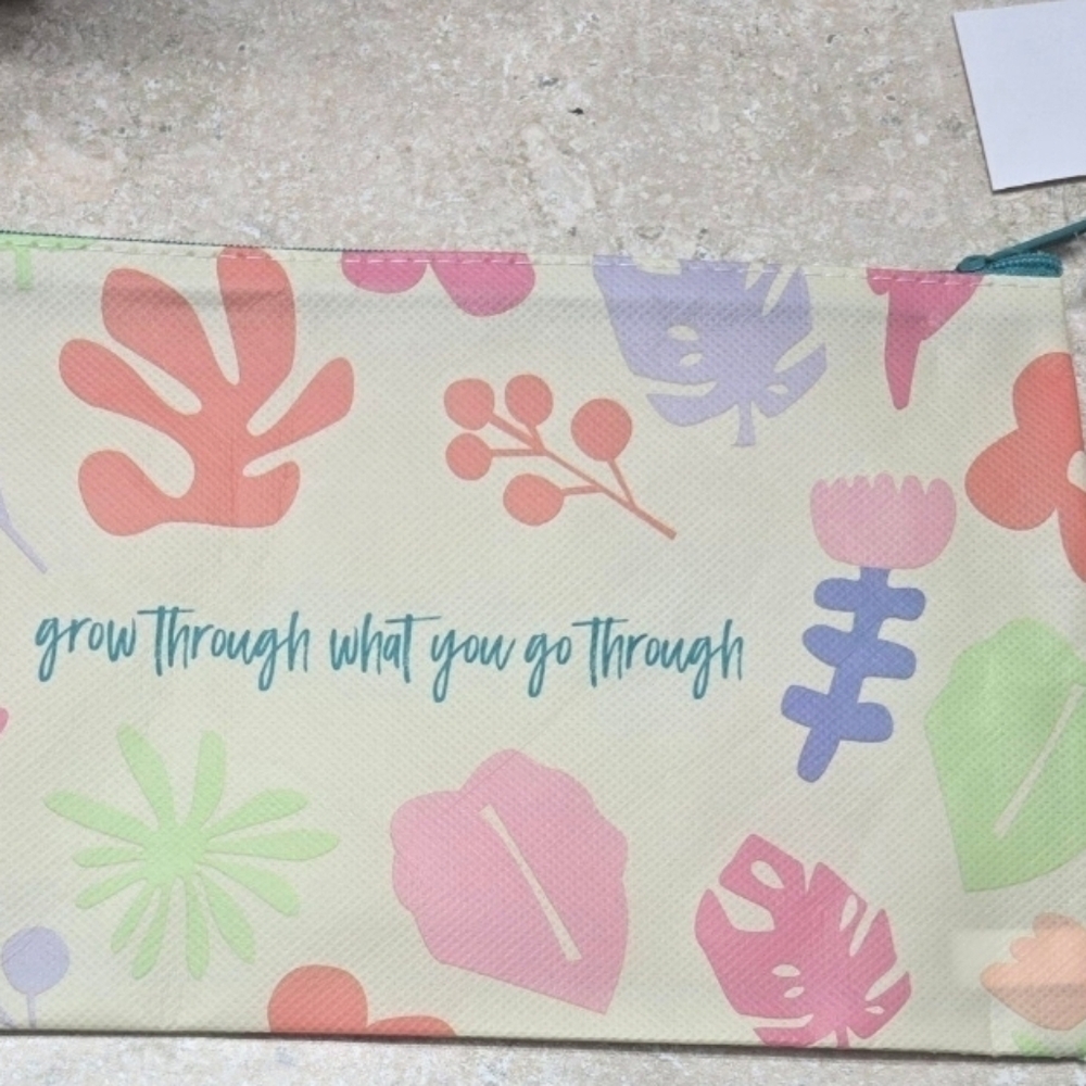 NWT Thrive Causemetics Makeup Bag Pouch 'Grow Through What You Go Through'